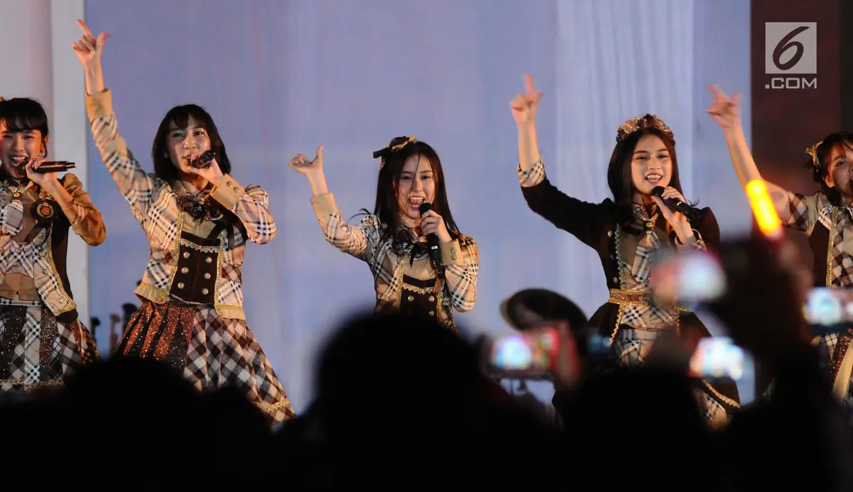 Kelompok penyanyi wanita JKT48 membawakan lagu saat pembukaan rangkaian kegiatan perayaan 60 tahun hubungan diplomatik Indonesia-Jepang. di depan area Museum Fatahillah, Jakarta, Jumat (19/1). Tiga buah lagu dibawakan. (Liputan6.com/Helmi Fithriansyah)
