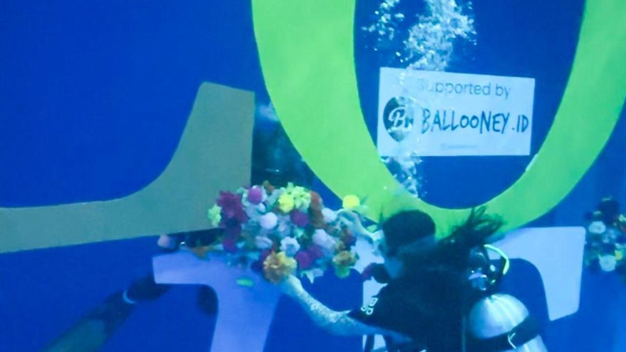 Menengok Dekorasi Hari Kasih Sayang di Kolam Sedalam 10 Meter