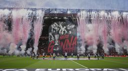 Koreografi para pendukung Manchester United dalam laga lanjutan Liga Europa 2024/2025 melawan Lyon di Old Trafford, Manchester, Inggris, Jumat (18/04/2025) dini hari WIB. (AP Photo/Jon Super)