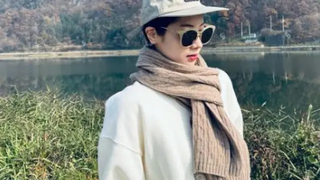 Fashion Dahyun TWICE mengenakan topi dan scarf