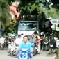 Usai ujian, ratusan pelajar di Bogor tadi pagi membajak sebuah truk. Sementara itu, hari ini tarif baru angkutan umum berlaku.