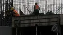 Sejumlah pekerja saat mengerjakan proyek pembangunan gedung di kawasan Palmerah, Jakarta, Senin (30/3/2015). Tahun 2015, BPJS Ketenagakerjaan menargetkan mampu mendapatkan 22,3 juta peserta BPJS jumlah ini naik dari tahun 2014. (Liputan6.com/Johan Tallo)