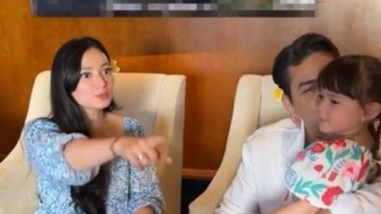 Asmirandah kemudian mengerjai Chloe dengan cara menunjuk sesuatu untuk mengalihkan perhatian sang putri.<br><br>