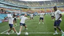 Para pemain Swiss melakukan pemanasan selama sesi latihan di stadion National Arena di Bucharest, Rumania, Minggu (27/6/2021). Pertandingan babak 16 besar EURO 2020 akan mempertemukan Prancis vs Swiss pada Selasa (29/6) dini hari. (AP Photo/Vadim Ghirda)