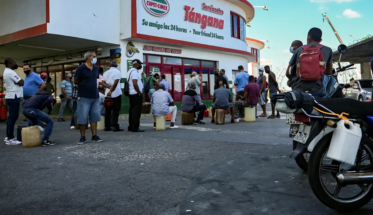 Warga antre untuk mengisi bahan bakar di sebuah pompa bensin di Havana, Kuba, 22 Maret 2022. Dalam beberapa hari terakhir mendapatkan bensin menjadi mimpi buruk di Kuba, sebagian besar karena rendahnya produksi dari pemasoknya di Venezuela. (YAMIL LAGE/AFP)