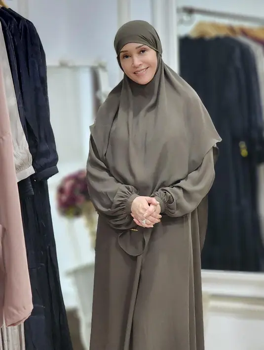 Penampilan Maia dalam potret berikutnya nggak kalah adem. Ia tampak mengenakan gamis dan hijab bergo warna hijau lumut.  [@maiaestiantyreal]