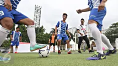 Bambang Pamungkas ikut menyaksikan seleksi tim untuk kompetisi AIA Championship Jakarta, Minggu (28/2/2016). Kompetisi digelar untuk mencari tim yang akan bergabung dengan Bambang Pamungkas mewakili Indonesia (Liputan6.com/Immanuel Antonius) 