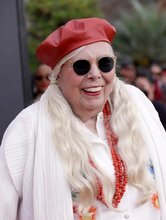 Joni Mitchell terlihat mengenakan busana rancangan Issey Miyake ke Grammy Awards 2022. Penyanyi ini dikatakan memiliki koleksi kemeja Issey Miyake cukup banyak.