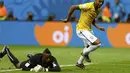 Selebrasi Fernandinho (kanan), usai mencetak gol dan memastikan kemenangan Brasil atas Kamerun 4-1 di laga terakhir penyisihan Piala Dunia 2014 Grup A di Stadion Nasional Brasil, (24/6/2014). (REUTERS/Dominic Ebenbichler)