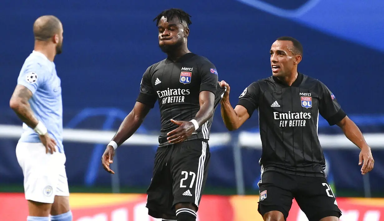 Pemain Lyon, Maxwel Cornet, melakukan selebrasi usai mencetak gol ke gawang Manchester City di perempat final Liga Champions di Stadion Jose Alvalade, Sabtu (15/8/2020). Lyon menang 3-1 atas Manchester City. (Franck Fife/Pool/via AP)