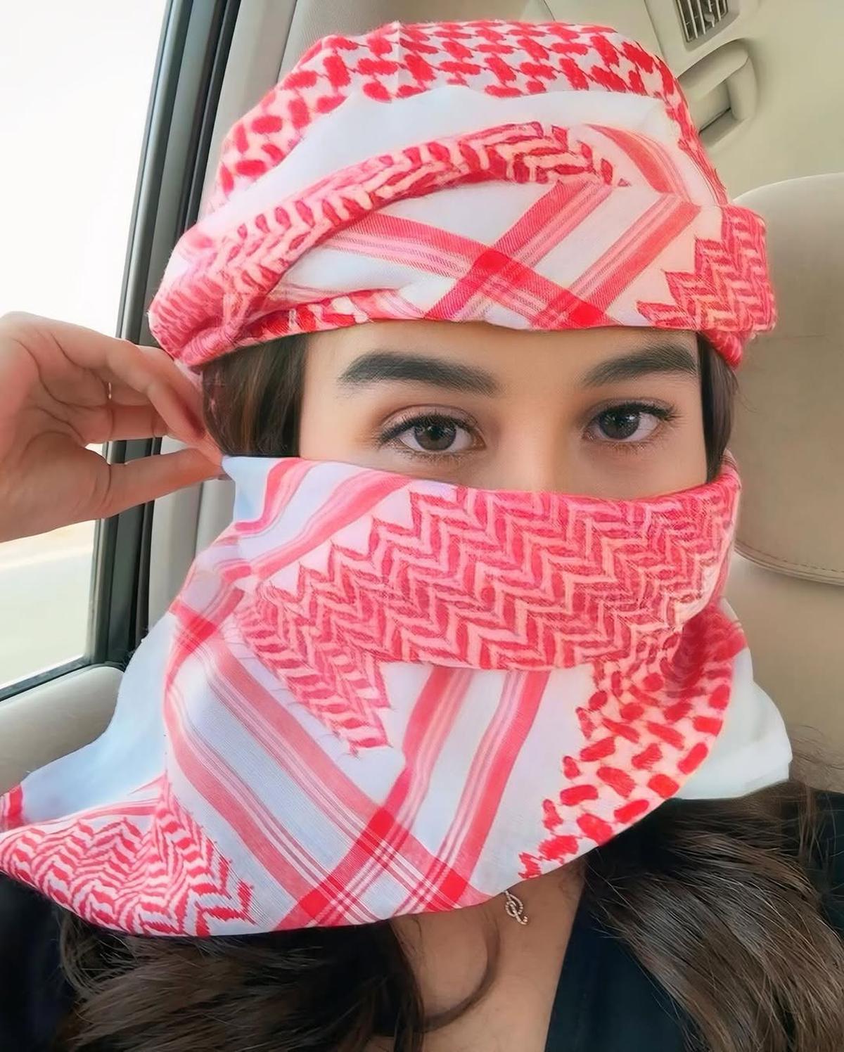 5 Potret Mayang Lucyana saat Liburan di Gurun Pasir Dubai