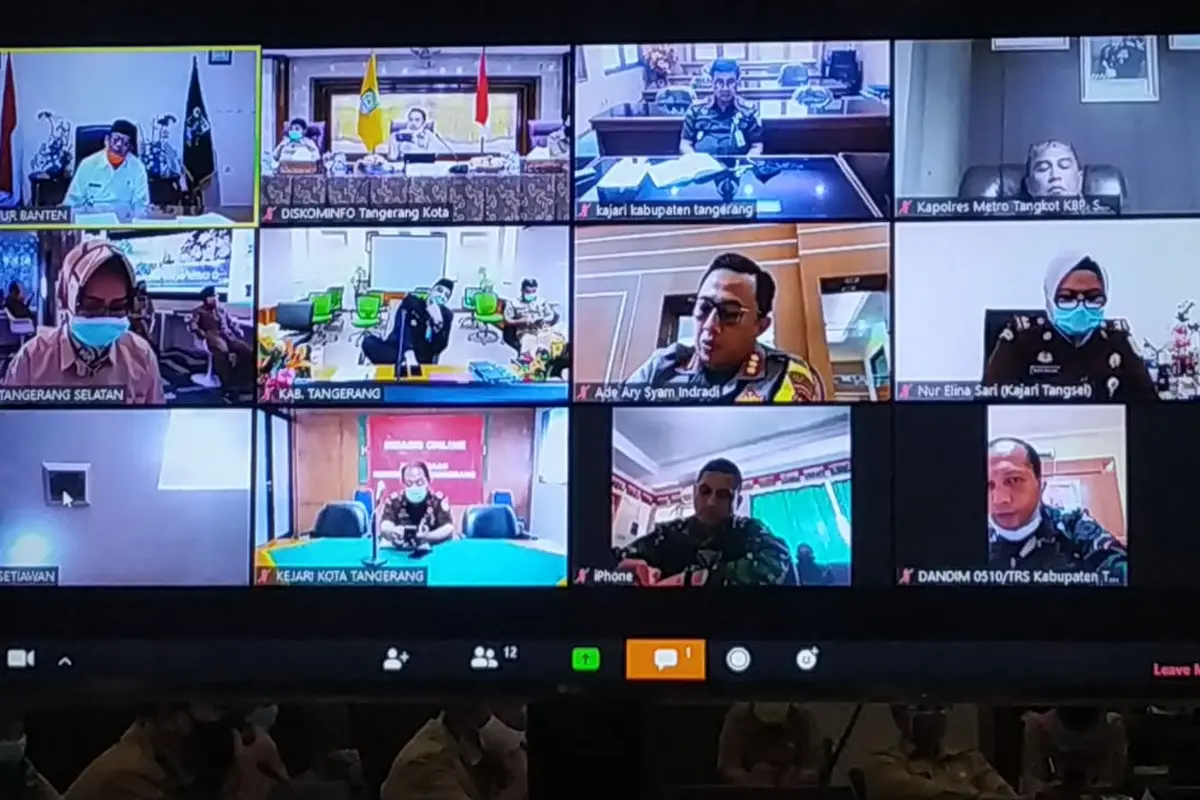Gubernur Banten Wahidin Halim menggelar rapat online dengan wali kota dan bupati Tangerang terkait PSBB.