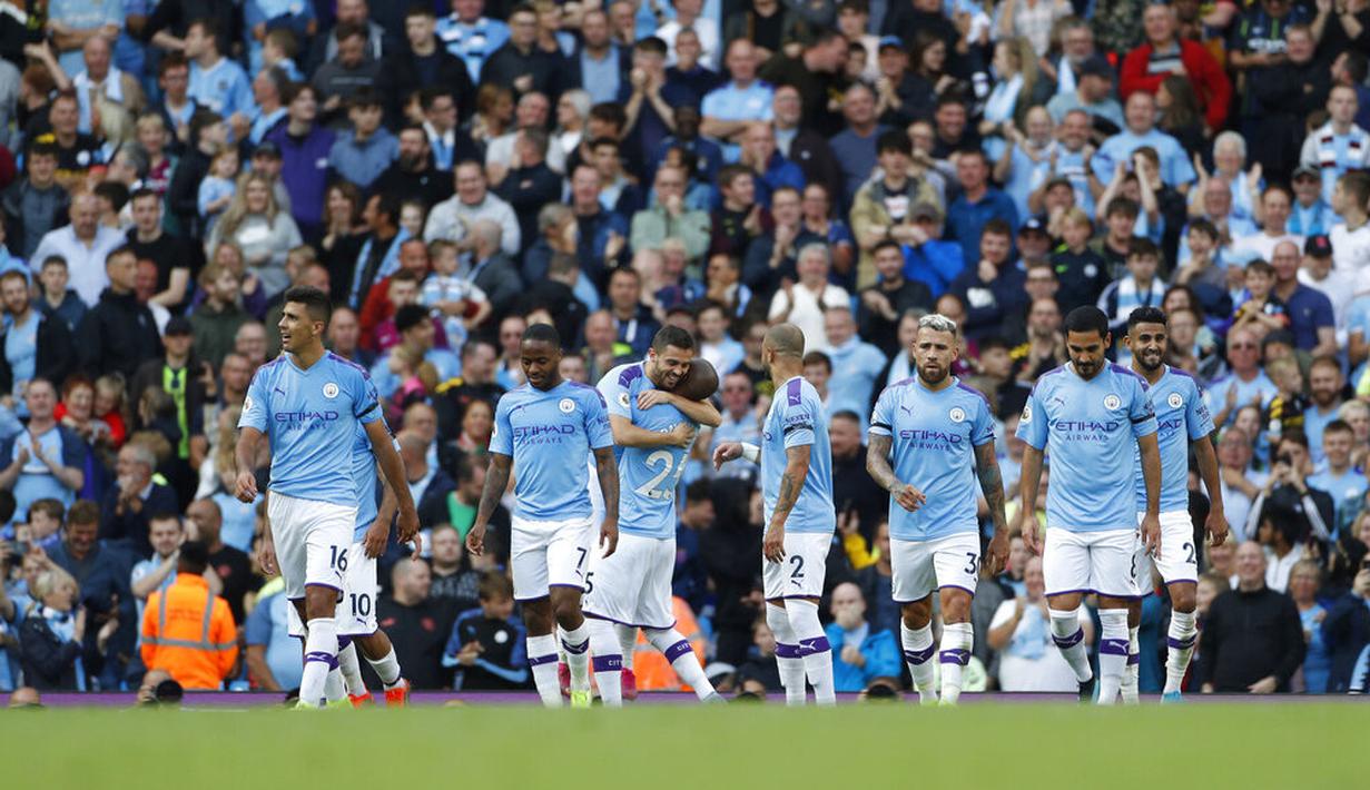 Para pemain Manchester City merayakan gol yang dicetak oleh Bernardo Silva ke gawang Brighton and Hove Albion pada laga Premier Leauge 2019 di Stadion Etihad, Sabtu (31/8). Manchester City menang 4 gol tanpa balas. (AP/Rui Vieira)