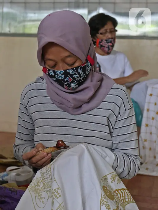 Perajin menyelesaikan salah satu tahapan produksi batik Marunda di Rusunawa Marunda, Jakarta, Selasa (14/7/2020). Pada masa pandemi COVID-19 seperti sekarang ini penjualan batik Marunda turun hingga 60 persen dibandingkan sebelumnya. (Liputan6.com/Herman Zakharia)