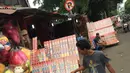 Sejumlah pedagang kembang api menunggu pembeli di  kawasan Pasar Gembrong, Jakarta, Kamis (28/12). Menjelang perayaan malam pergantian tahun, penjual kembang api mulai meramaikan sejumlah sudut Ibukota. (Liputan6.com/Immanuel Antonius)