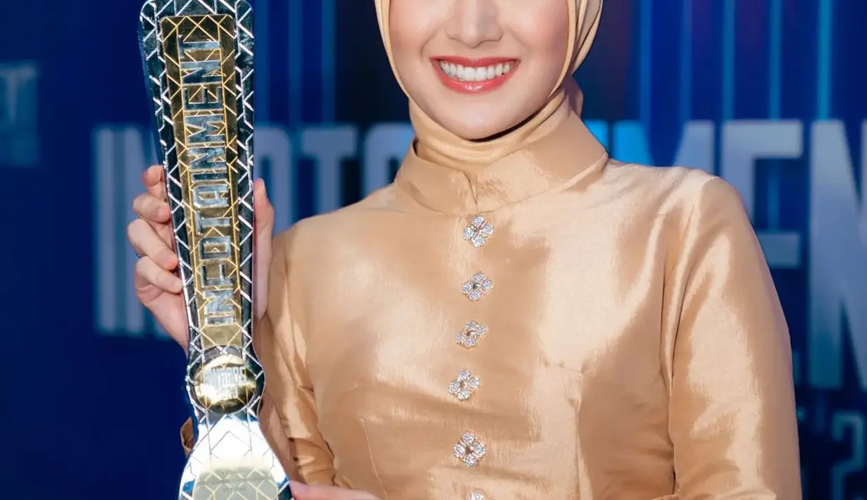 Penampilan pemeran 25 tahun itu tentu tak luput dari perhatian. Ia muncul di karpet biru dalam balutan outfit hijab yang glamor.  [@dimassinggih]