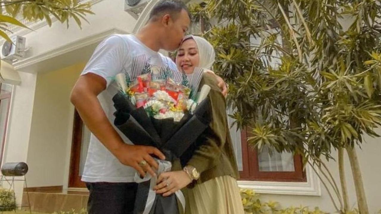 Pada 2021, suami Luluk Nuril naik jabatan. Mereka terlihat sangat romantis.<br><br>“Selamat atas kenaikan pangkatnya ya,” tulisnya di akun Instagram @luluknurilreal.<br>