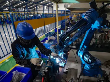 Pekerja menyelesaikan produksi suku cadang otomotif dan elektronika di pabrik industri manufaktur stamping dan assembling di Tangerang, Banten,  Selasa (18/6/2024). (merdeka.com/Arie Basuki)