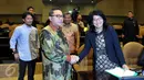 Ketua MPR Zulkifli Hasan (kiri) berjabat tangan dengan Ketua Dewan Pembina Kontras Suciwati sebelum kegiatan Sosialisasi Empat Pilar di Gedung Nusantara V DPR RI, Jakarta, Jumat (13/11). (Liputan6.com/Johan Tallo)