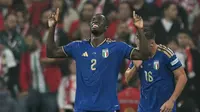 Bek Timnas Italia, Michael Kayode (kanan), merayakan gol yang dicetaknya dalam laga debut bersama Gli Azzurri ketika menghadapi Turki di UEFA Nations League 2026/2027, Selasa (29/9/2026) dini hari WIB. (OZAN KOSE / AFP)