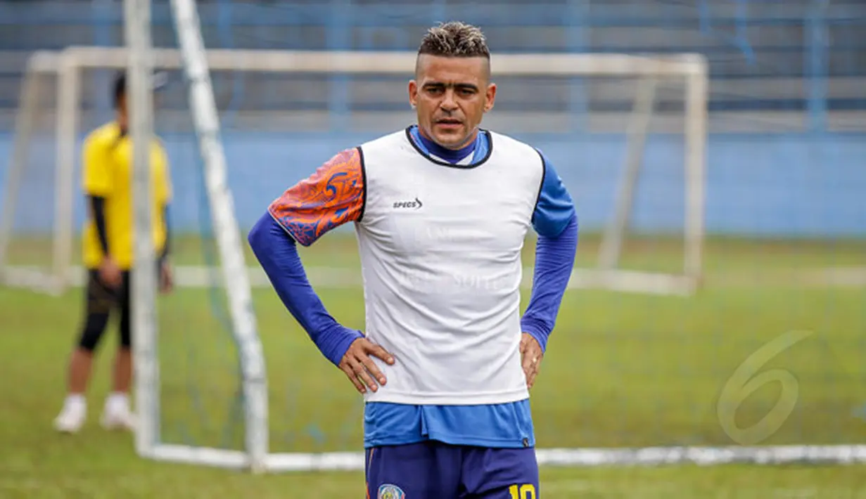 Penyerang timnas Indonesia, Cristian Gonzales saat mengikuti sesi latihan di Stadion Gajayana, Malang, Sabtu pagi (17/1/2015). Arema Cronus akan berhadapan dengan Mitra Kukar di penyishan Grup B SCM Cup 2015. (Liputan6.com/Faizal Fanani)
