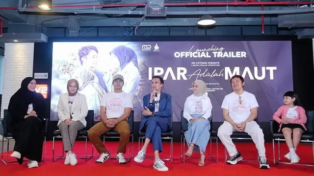 Produser Manoj Punjabi bersama para bintang film Ipar Adalah Maut. (Foto: Dok. Instagram @manojpunjabimd)