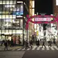 Orang-orang berjalan di sekitar lingkungan Shinjuku Tokyo, Kamis (7/1/2021). Pemerintah Jepang kembali memberlakukan status keadaan darurat Virus Corona COVID-19 untuk Tokyo, Kanagawa, Saitama, dan Chiba.  (AP Photo/Hiro Komae)