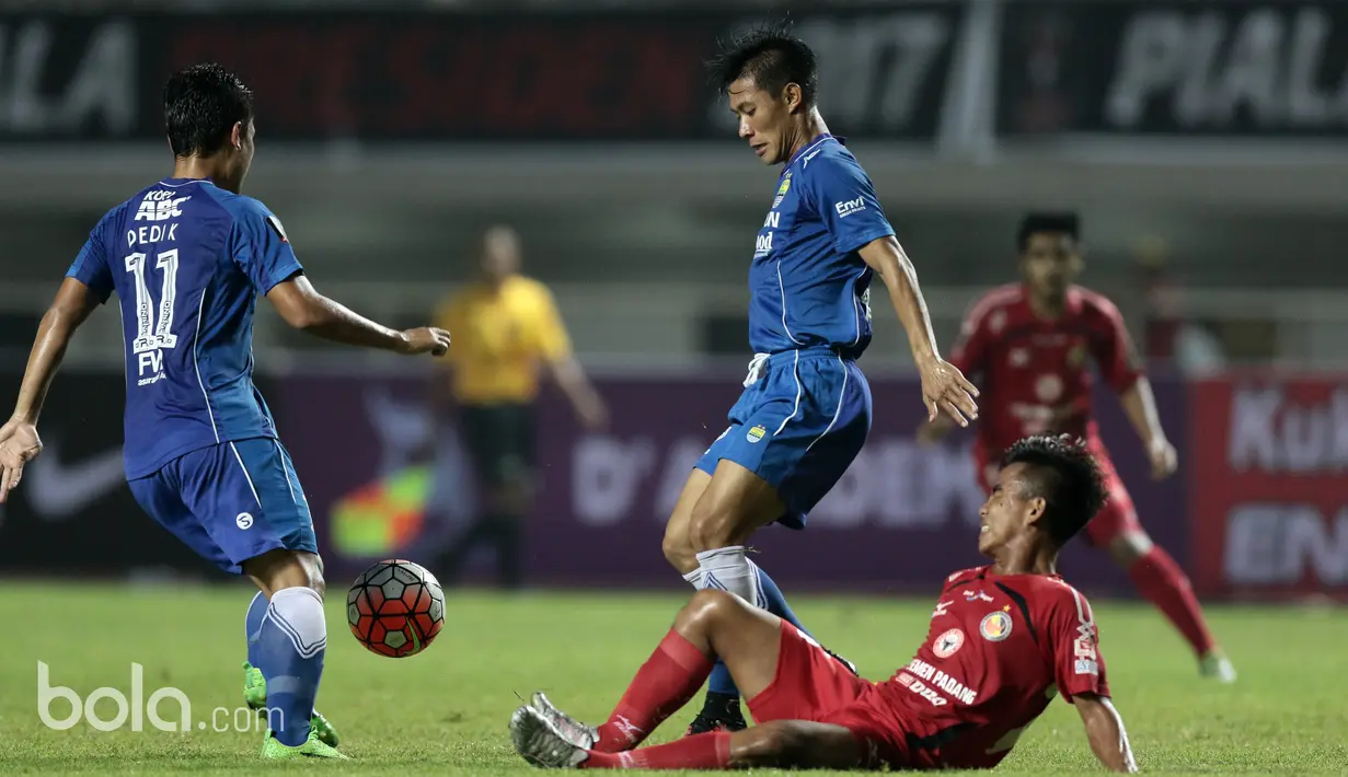 Pemain Persib Bandung, Dedi Kusnandar (kiri) dan Henhen menghalau bola dari kejaran pemain Semen Padang  pada perebutan tempat ketiga Piala Presiden 2017 di Stadion Pakansari, Bogor, Sabtu (11/3/2017). (Bola.com/Nicklas Hanoatubun)