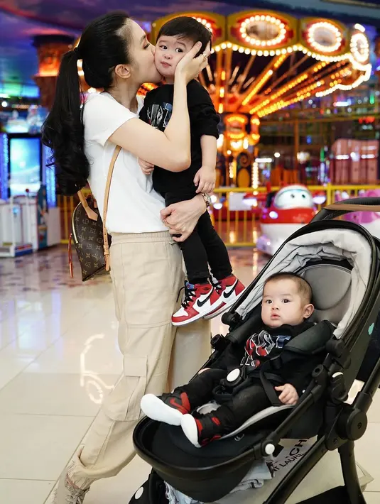 Alasan Sandra Dewi mengajak buah hatinya syuting karena ia ingin Raphael Moeis dan Mikhael Moeis memiliki masa depan yang cerah. Untuk itu ia ingin kedua jagoan kecilnya memiliki tabugan sejak kecil. (Instagram/sandradewi88)