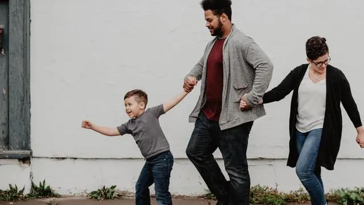 Sudah tidak zamannya hubungan orang tua dan anak berlangsung kaku. Sebaliknya, orang tua dan anak bisa jadi bak sahabat. Mereka bisa melakukan berbagai hal bersama dengan asyik meski terpaut usia.