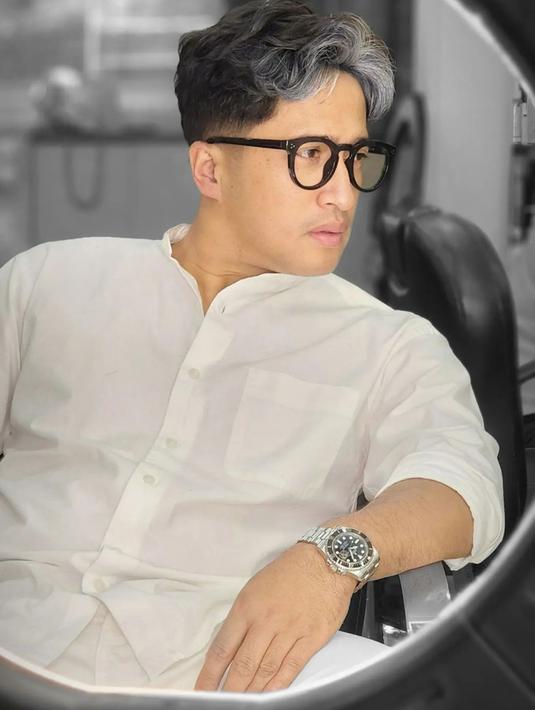 Penampilan baru Irfan Hakim itu pun banjir pujian dari netizen. Rambut baru yang dipadukan dengan gaya kecenya ini membuat suami Della Sabrina Indah Putri ini tampak awet muda dan selalu segar meski letih melakoni aktivitas di dunia hiburan. (Liputan6.com/IG/@irfanhakim75)