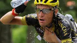 Pebalap dari tim Singha Infinite Cycling menyiram air ke wajahnya saat melintasi jalur tanjakan kelok 44  etape ke-4 Tour de Singkarak 2016 di Kabupaten Agam, Sumatera Barart. (Bola.com/NIcklas Hanoatubun)