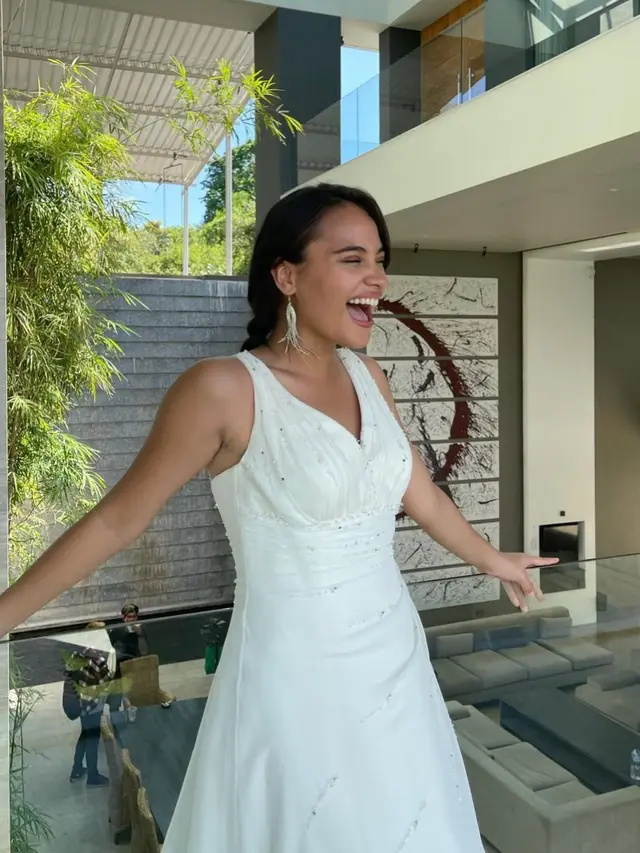 Mix and Match Outfit Serba Putih ala Selebriti (Instagram/@auroraribero)