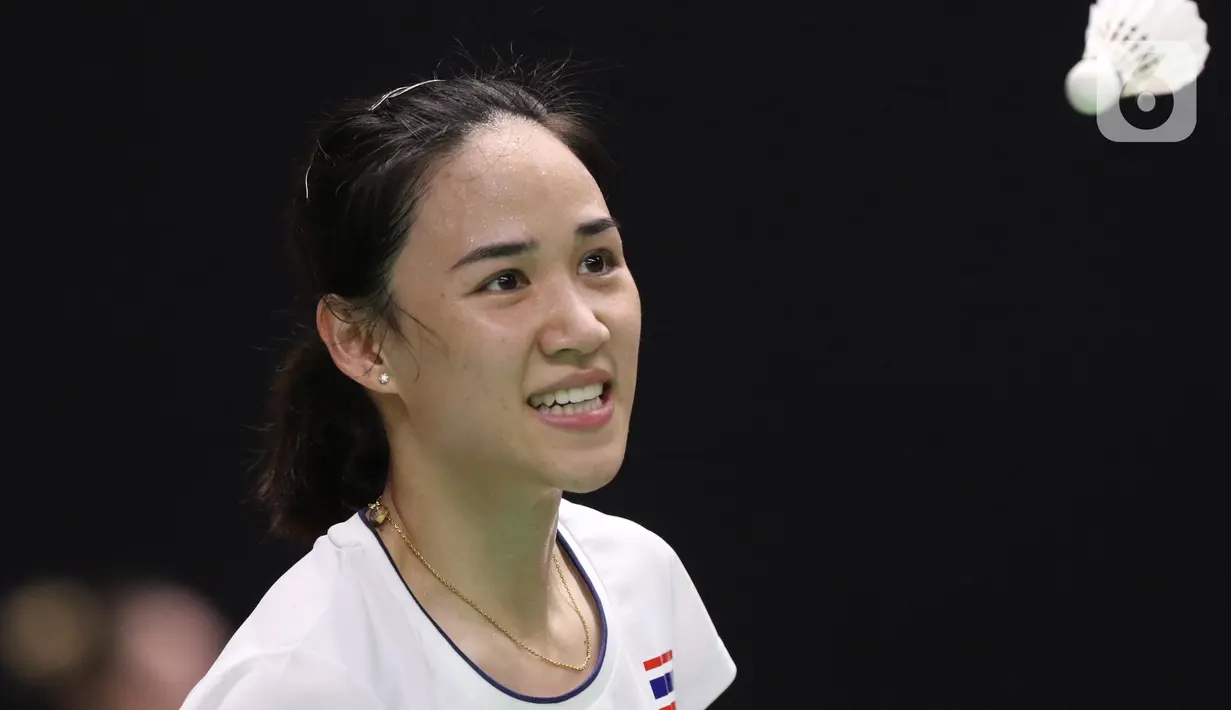 Pebulutangkis tunggal putri Thailand, Nitchaon Jindapol saat melawan Carolina Marin (Spanyol) pada babak pertama Indonesia Masters 2020 di Istora GBK, Jakarta, Rabu (15/1/2020). Nitchaon Jindapol kalah 13-21, 15-21. (Liputan6.com/Helmi Fithriansyah)