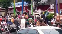 Puluhan warga memadati kantor Kecamatan Pancoran Mas, Kota Depok, untuk mengambil bantuan non tunai sehingga menimbulkan kerumunan. (Foto: Istimewa)