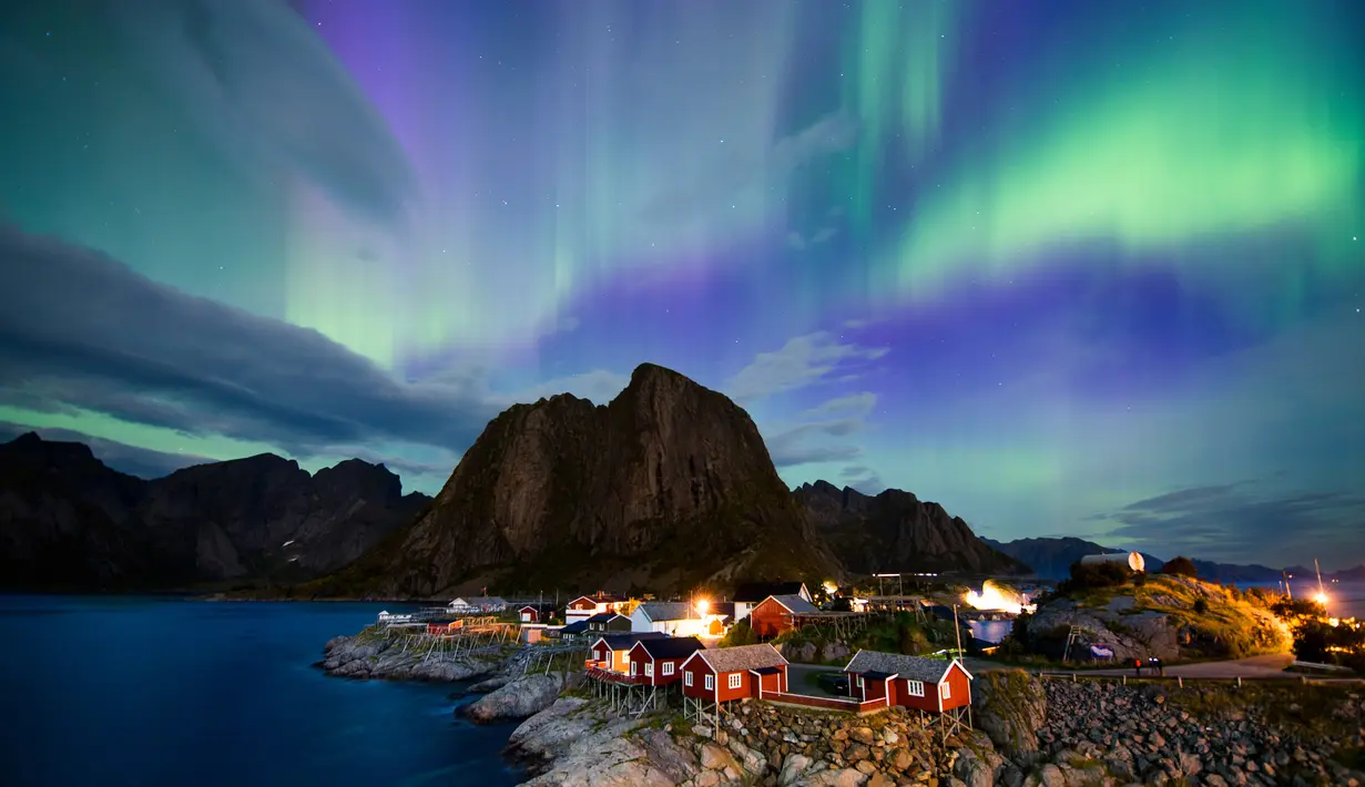 Cahaya utara (aurora borealis) menghiasi langit di atas Reinfjorden di Reine, di Kepulauan Lofoten, Lingkaran Arktik (8/9). Biasanya cahaya Aurora  bisa terlihat di sekitar daerah kutub utara dan selatan. (AFP Photo/Jonathan Nackstrand)