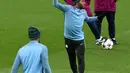 Gelandang Manchester City, Raheem Sterling saat mengikuti latihan jelang menghadapi Liverpool pada leg pertama perempatfinal Liga Champions di stadion Anfield di Liverpool, Inggris (3/4). (AFP Photo/Paul Ellis)