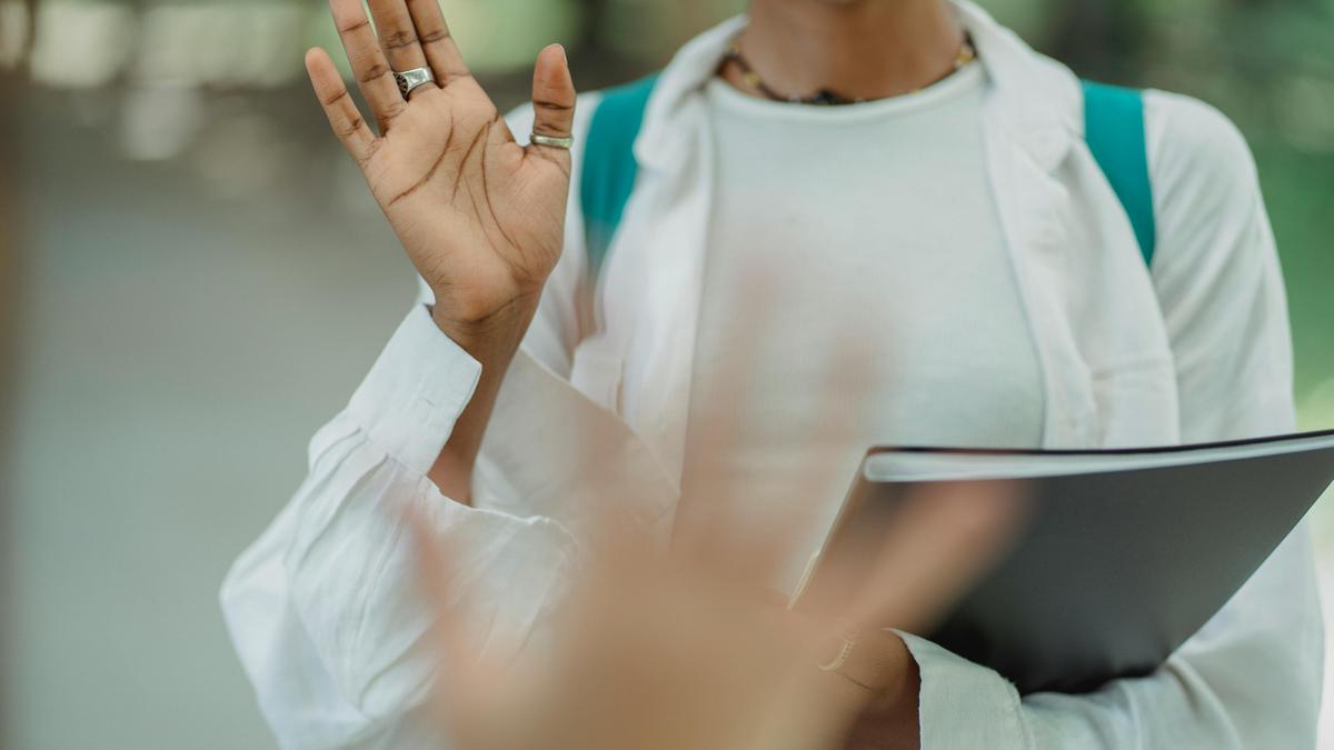 4 Cara Lebih Percaya Diri saat Berbicara dengan Orang Baru