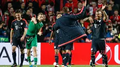 Pemain Bayern Muenchen merayakan kemenangannya usai pertandingan melawan Benfica di leg kedua Liga Champions di Stadion Da Luz, Lisboa, Portugal, Kamis (14/4). Muenchen lolos ke semifinal usai mengalahkan Benfica dengan agregat 3-2. (Reuters/Paul Hanna)