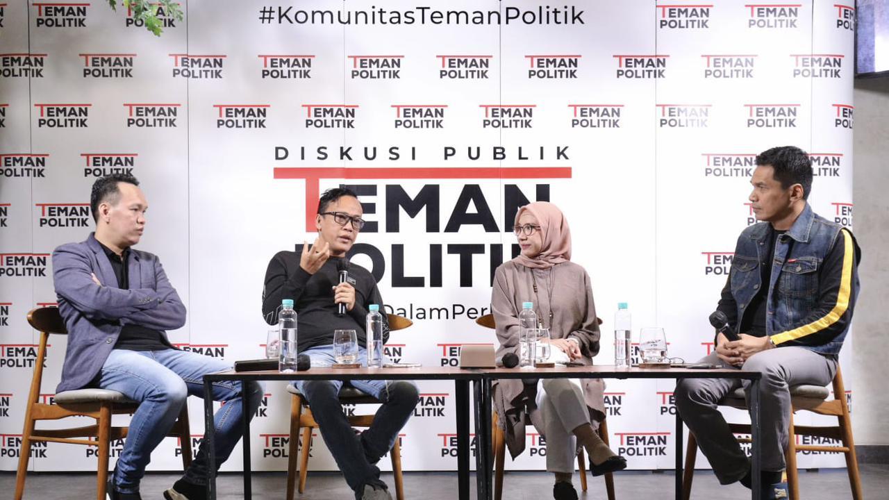 Ketua Ganjar Pranowo (GP) Mania Immanuel Ebenezer (tengah) saat menghadiri acara diskusi teman politik. (istimewa)
