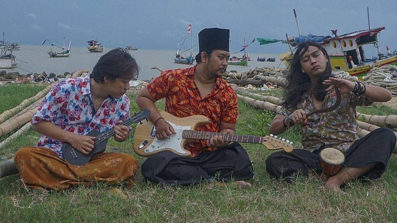 Salah satu grup musik yang belakangan menyita perhatian penikmat musik indie adalah Lorjhu'. Penulis kenamaan, Dea Anugrah melalui kilas cerita Instagramnya beberapa waktu silam, memuji kualitas musik Lorjhu'. Itu pengalaman pertama Dea nonton Lorjhu'