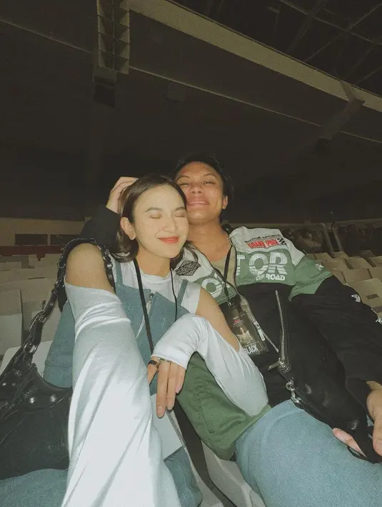 Terbaru, pelantun lagu “Sial” itu mencuri perhatian dengan penampilannya saat menemani sang kekasih bukber.