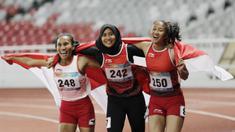 Pelari Indonesia, Putri Aulia, Ni Made Arianti, Endang Sari Sitorus, melakukan selebrasi usai menjuarai lari 100M T13 pada Asian Para Games di SUGBK, Jakarta, Rabu (10/10/2018). Indonesia meraih memborong tiga mendali. (Bola.com/M Iqbal Ichsan)