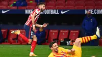 Gelandang Atletico Madrid, Yannick Carrasco berselebrasi usai mencetak gol ke gawang Barcelona pada pertandingan lanjutan La Liga Spanyol di stadion Wanda Metropolitano di Madrid, Spanyol, Sabtu (21/11/2020). Atletico menang tipis atas Barcelona 1-0. (AFP/Gabriel Bouys)