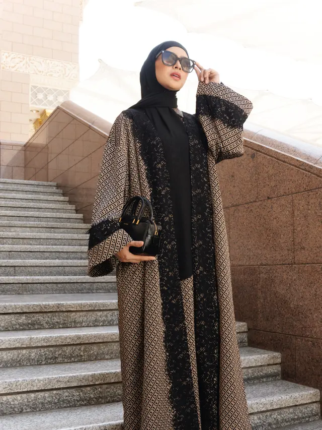 Tren Modestwear Monokrom, Abaya Kini Hadir Lebih Modern dan Versatile untuk Berbagai Momen