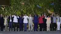 Para pemimpin berfoto bersama saat KTT Amazon di Hangar Convention Center di Belem, Brasil, Rabu (9/8/2023). (Dok. AP Photo/Eraldo Peres)