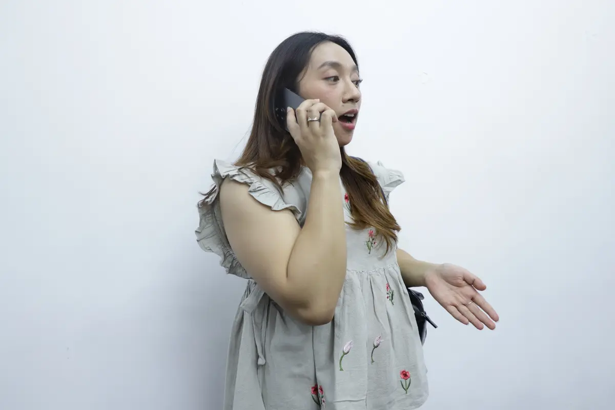 wanita november pegang ponsel