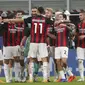 Zlatan Ibrahimovic dari AC Milan membuka tangan untuk memeluk rekan setimnya di penghujung pertandingan sepak bola Serie A antara Inter Milan dan AC Milan di Stadion San Siro, di Milan, Italia, Sabtu, 17 Oktober 2020. Ibrahimovic mencetak kedua gol terseb