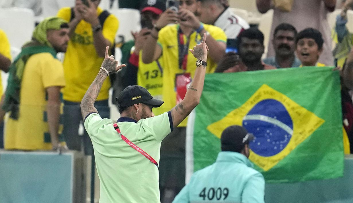 Namun, kabar terbaru menyebutkan bahwa Neymar kemungkinan combeback ke skuad Brasil di laga fase gugur setelah dikonfirmasi oleh dokter tim, Rodrigo Lasmar. (AP/Natacha Pisarenko)