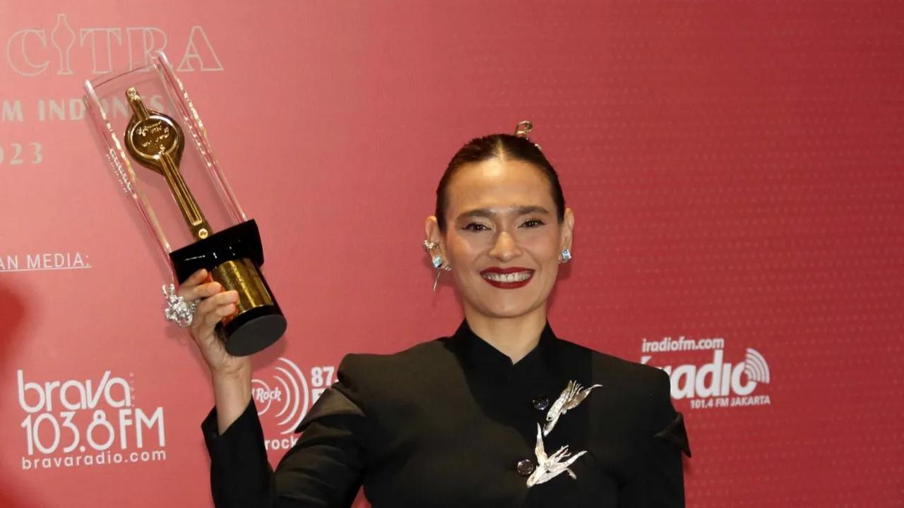 Aktris Sha Ine Febriyanti berpose memegang piala saat menerima Anugerah Festival Film Indonesia (FFI) 2023 kategori Pemeran Utama Wanita Terbaik di Ciputra Artpreneur, Jakarta, Selasa (14/11/2023).